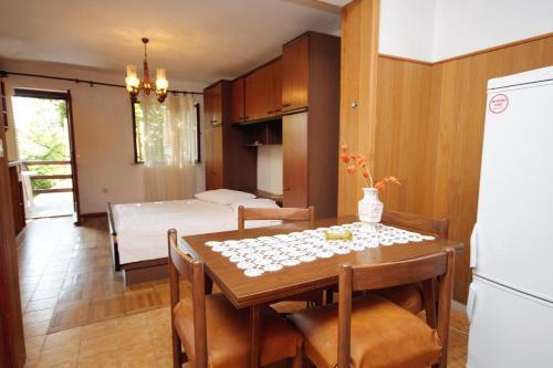 Apartments By The Sea Sumartin (brac) - 5615