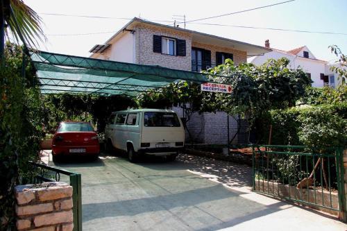 Apartments With A Parking Space Supetar (brac) - 14426