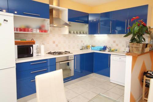 Apartments With A Parking Space Supetar (brac) - 5627