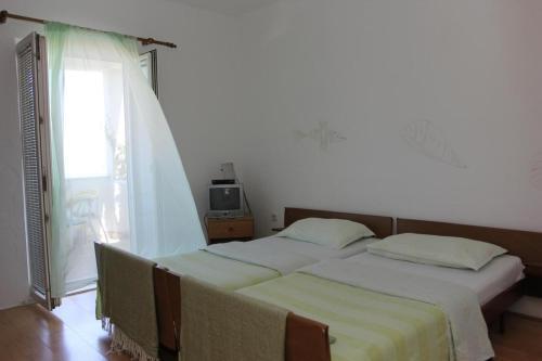 Apartments With A Parking Space Supetar (brac) - 7536