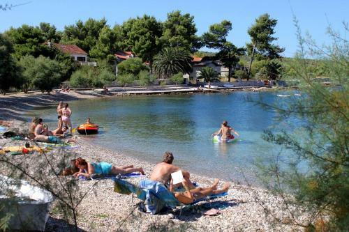 Apartments With A Parking Space Mirca (brac) - 730