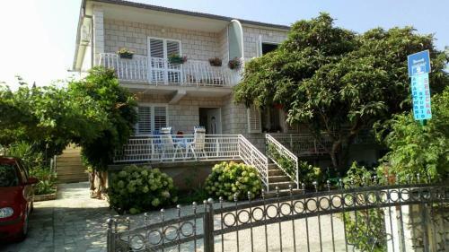 Apartments With A Parking Space Mirca (brac) - 730