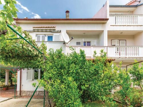 Three-bedroom Apartment In Supetarska Draga