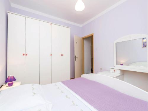 Three-bedroom Apartment In Supetarska Draga