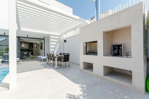 Sutivan Villa Sleeps 6 Pool Wifi