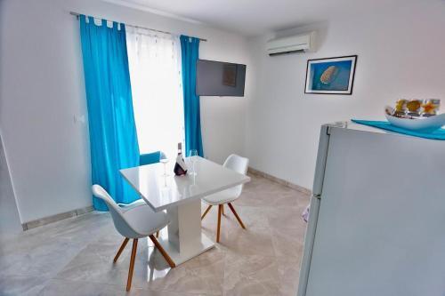 Apartments With A Parking Space Sutivan (brac) - 752