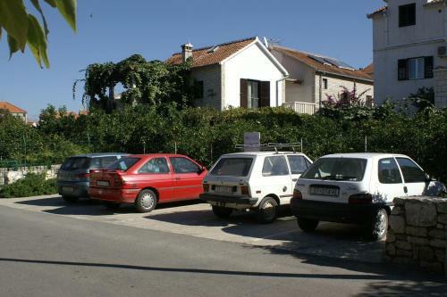 Apartments With A Parking Space Sutivan (brac) - 2842