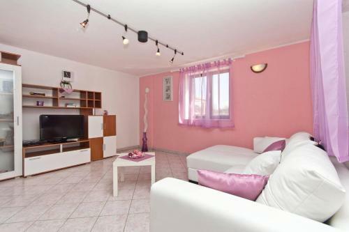 Holiday Home Nikolina (roj412)