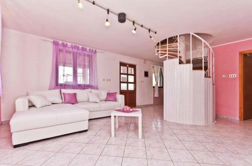 Holiday Home Nikolina (roj412)