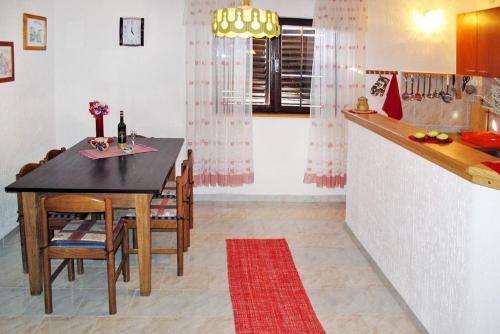 Holiday Home Majoli (roj304)
