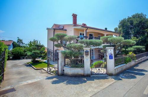 Hostal Apartment Comlex Villa Maja In Tar