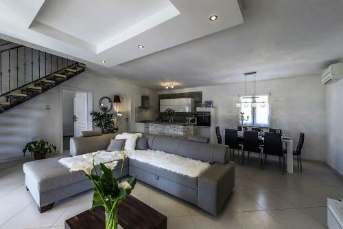 Modern Villa Mikela With Pool