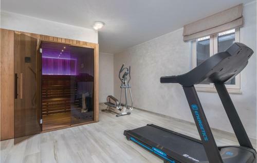 Five-bedroom Holiday Home In Tinjan