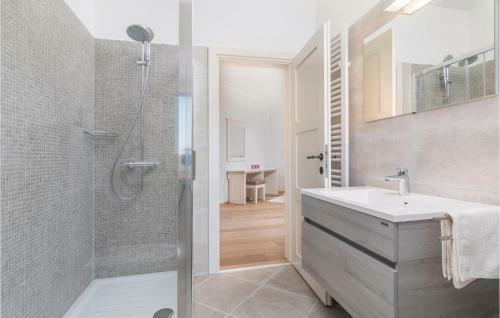 Five-bedroom Holiday Home In Tinjan