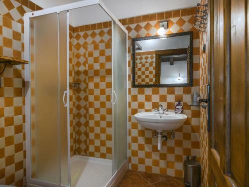 Spacious Villa In Tinjan With Pool