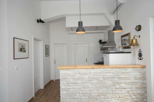 Lola's Apartments