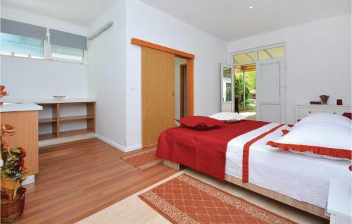 Three-bedroom Holiday Home In Trilj