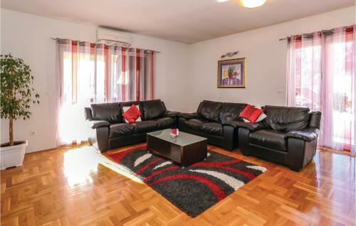 Three-bedroom Holiday Home In Trilj
