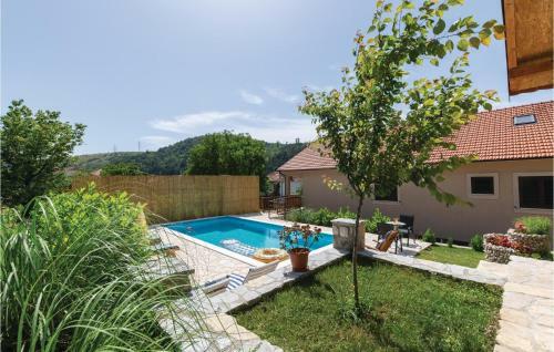 Three-bedroom Holiday Home In Trilj