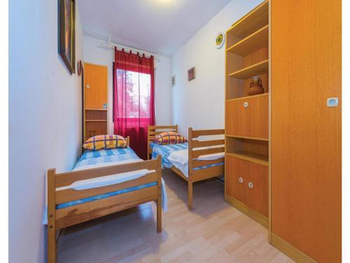 Two-bedroom Apartment In Tribunj