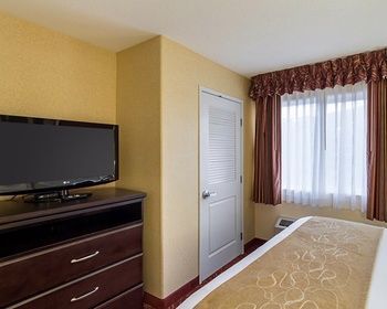 Hotel Comfort Suites Airport