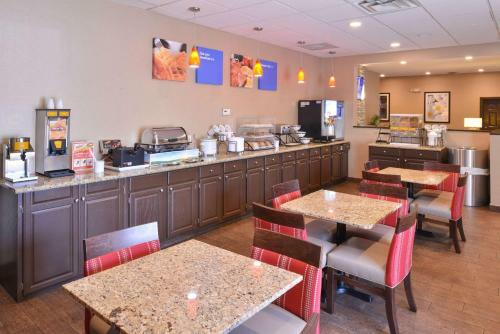Hotel Comfort Inn & Suites