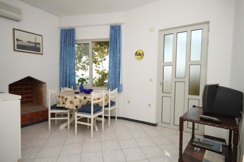 Apartments By The Sea Ubli (Lastovo) - 8355