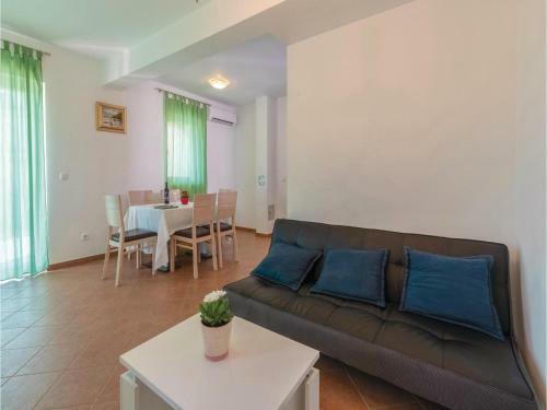 Two-bedroom Apartment In Ugljan