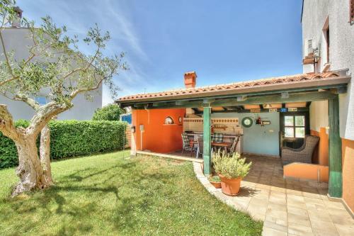 House With Apartment Degy