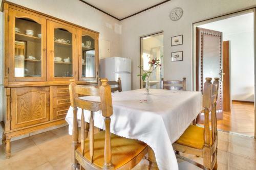 Hostal Lovri? House With Apartments