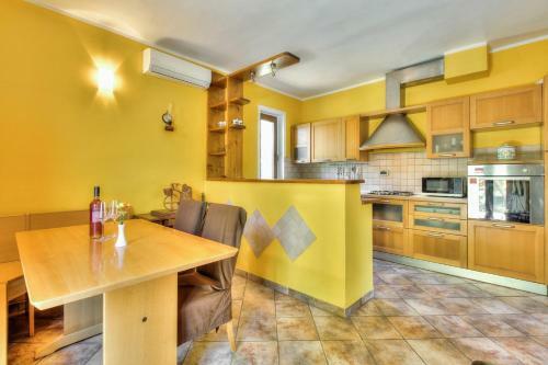 Hostal Lovri? House With Apartments