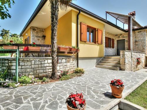 Hostal Lovri? House With Apartments