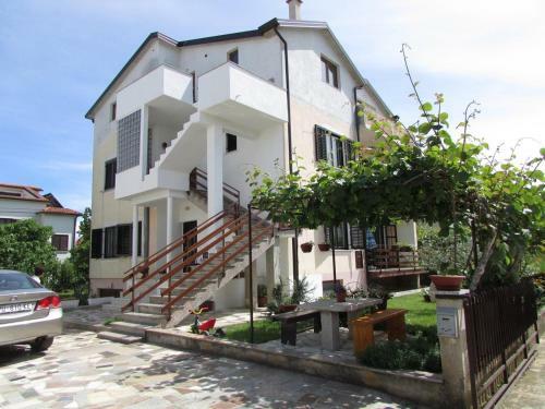 Mirela House With Apartment