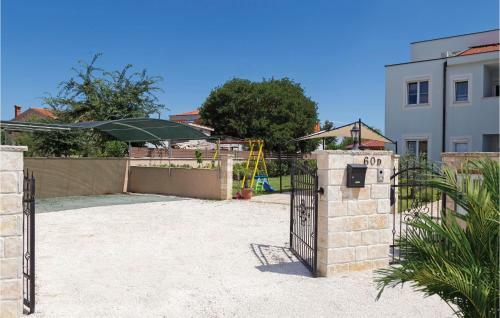 Three-bedroom Holiday Home In Radeki Polje