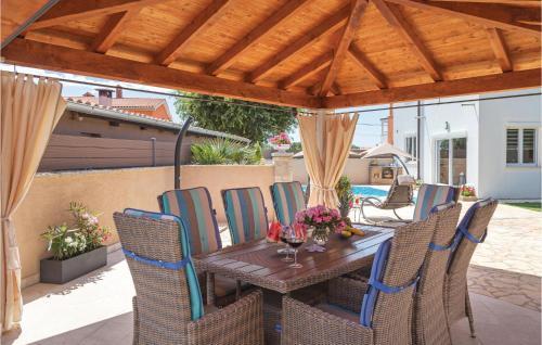 Three-bedroom Holiday Home In Radeki Polje