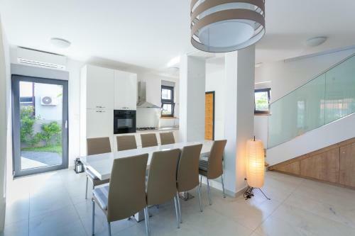 Luxury Apartment Amarin