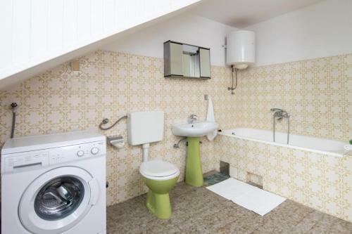 Holiday Home (160-1)