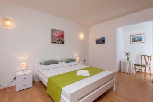 Holiday Home (160-1)