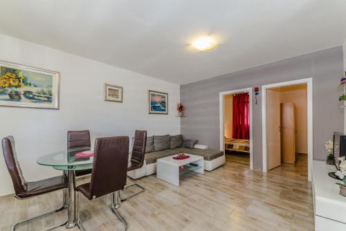 Apartments Jakovljevi?