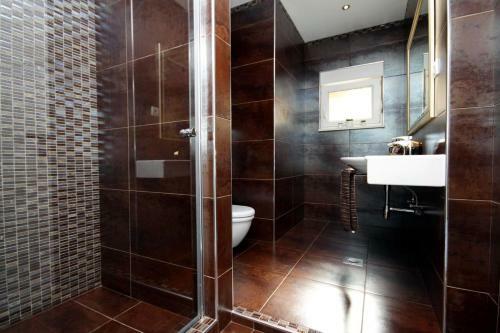 Luxury Villa With A Swimming Pool Vis - 8922