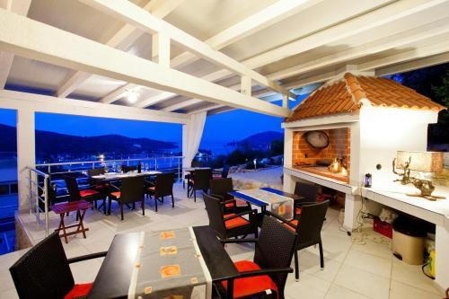 Luxury Villa With A Swimming Pool Vis - 8922