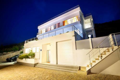 Luxury Villa With A Swimming Pool Vis - 8922