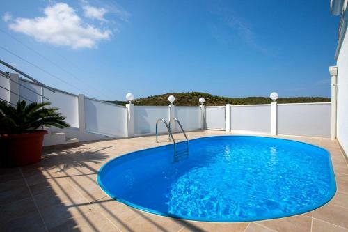 Luxury Villa With A Swimming Pool Vis - 8922