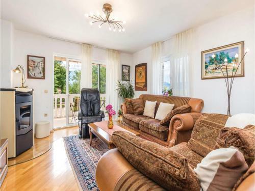 Three-bedroom Apartment In Viskovo