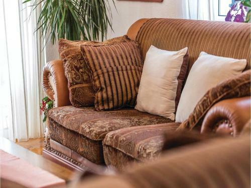 Three-bedroom Apartment In Viskovo