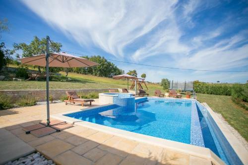 Unique Villa Bo?ket With Pool And Jacuzzi Surrounded By Nature