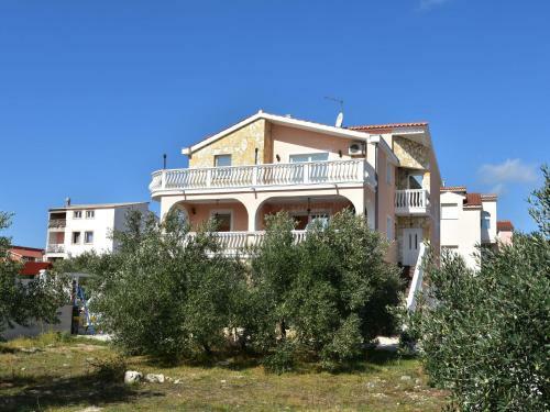 Spacious Apartment In Vodice With Garden