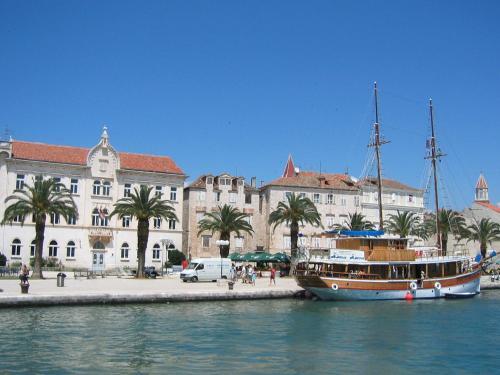 Spacious Apartment In Vodice With Garden