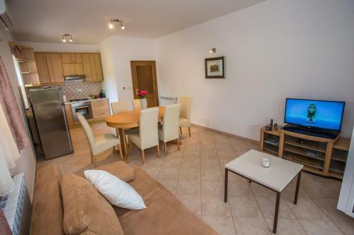 Three-bedroom Apartment Mir With Private Infinity Pool