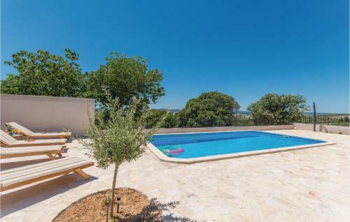Four-bedroom Holiday Home In Vrana